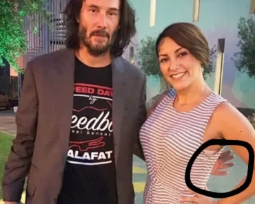 Keanu Reeves lauded for keeping his hands off female fans while taking pictures