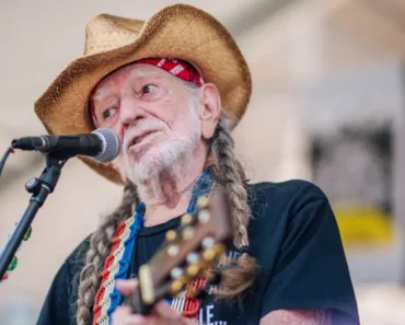 Willie Nelson’s ‘Stardust’ Album Was a Risky Career Move