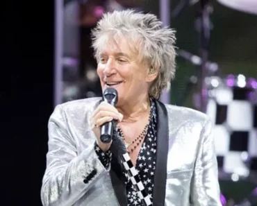 Rod Stewart’s sister,94, joins him onstage for memorable performance