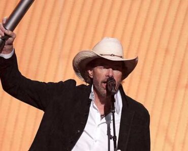 Toby Keith moves his wife to tears as he receives Country Icon Award amid cancer battle